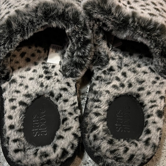 NWOB Stars Above Gray and Black Faux Fur Slippers - Picture 3 of 6